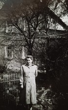 Alte Frau Dame Greisin steht