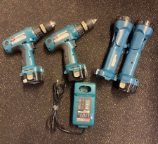 2 Stück Makita 6317D Akkuschrauber 12 Volt mit Ladegerät DC1414T und Lampe ML120