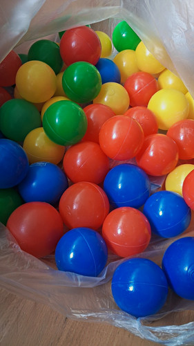 Bunte kunststoffbälle spiel - bunte, spiel-