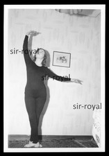 Hübsche Frau übt Ballett Tanz in der Wohnung - Foto 6x9cm