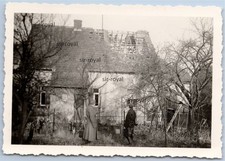 Artillerie Treffer in Wohnhaus Dach und Wehrmacht Soldaten - WK2 Foto 9x6cm