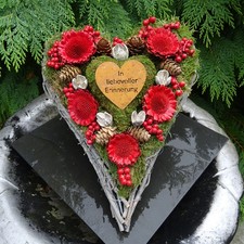 Grabdeko Grabschmuck Grabgesteck Herz Moos Trockenblumen rot Urnengrab Gedenktag