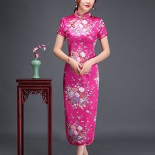 Stylisches Qipao kurzärmeliges langes Kleid in schmaler Passform und langem Web