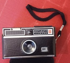 Auflösung Fotostudio: Kamera KODAK Instamatic 100 mit Etui und Beschreibung