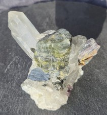 Bergkristall mit Turmalin und