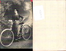 747956 Foto-AK Frau Fahrrad