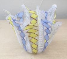 Murano Venini Zanfirco Latticino, getäfelte Taschentuchvase mit Aventurin.