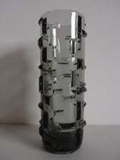 Vase mit geometrischem Relief, gepresst aus leicht grün-getöntem Glas