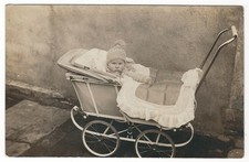 13/612 AK FOTO 1931 ALTER HISTORISCHER KINDERWAGEN KINDER MODE MÜTZE