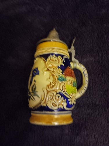 Mehrfarbiger keramikkrug mit - mehrfarbiger,