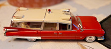 Ein Modellauto 1:43 Cadillac-Miller Meteor- Krankenwagen 1959 - rot/weiß - ATLAS
