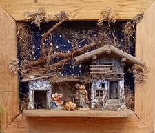 Krippenstall mit Figuren