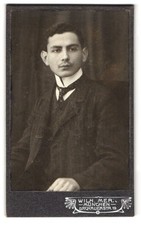 Fotografie Wilh. Merz, München, Dachauerstr. 19, Eleganter Herr im Anzug 