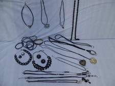 Modeschmuck Konvolut Kordelschmuck SCHWARZ 20 tlg. Ketten Anhänger Ringe Armband