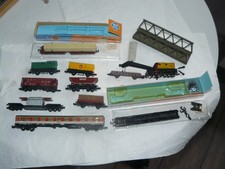 Konvolut aus 11 Güterwagen / Personenwagen von Roco und Arnold in Spur N