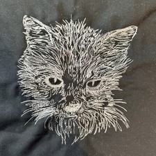 Katze Weiß Gestickt auf Stoffstück schwarze Baumwolle für Patchwork und Basteln