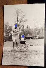 Frau mit Kind im Kinderwagen - ca. 1960/70er Jahre / Foto