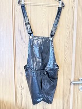 Latzhose, kurze Wetlook Hose, Short, schwarz, Größe "M"