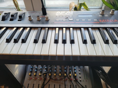 Akai miniak synthesizer - akai,