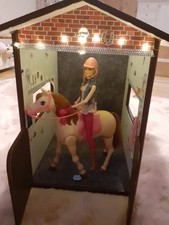Barbie Reiterin, Pferd mit Funktion und großer Pferdestall