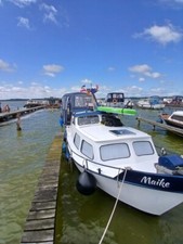 Schönes Stahlkajütboot