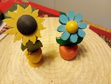 Zwei Holzblumen, Handarbeit