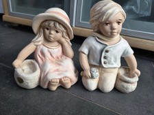Original 2x ALICE Figur Mädchen Junge sitzend ca. 16cm hoch