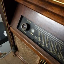 Musiktruhe / Musikschrank mit