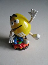 M&M's Dispenser Spender Figur YELLOW gelb mit  bunten M&M's auf brauner Platte