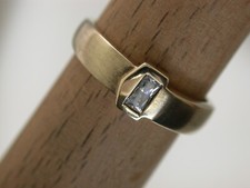 Goldring mit Zirkonia mattiert