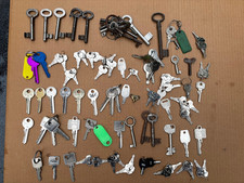 großes Konvolut Schlüssel Tresor Zimmertüren Haustüren Vitirinen Wecker usw.