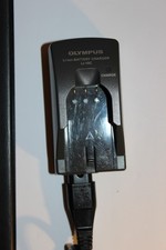 Olympus µ 300 Digital  - Ladegerät mit neuer Batterie und viel Zubehör