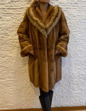 Goldener Nerzfell mit