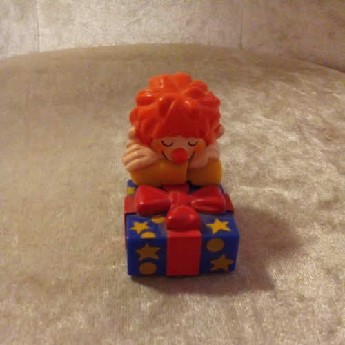Pumuckl liegend auf paket - liegend, l=