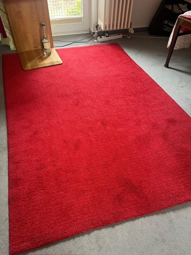Roter kuscheliger teppich - roter,