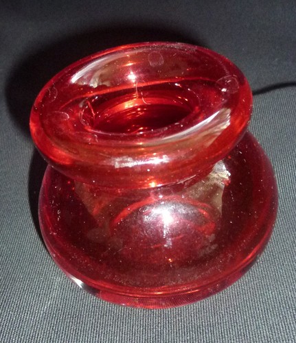 Rote glasvase mit abriss - mit,