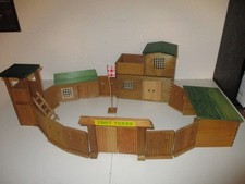 DDR  Spielzeug Vero Holzspielzeug Western Fort Texas ( 2 )