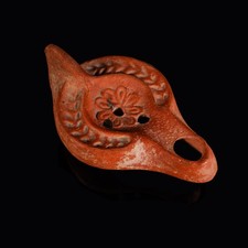 Römische Öllampe aus nordafrikanischer roter Feinkeramik (African Red Slip Ware)