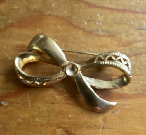 Brosche goldfarben aus metall - aus,