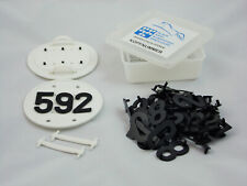 1 Paar KKK-DAUER-PFERDE-KOPFNUMMERN - STARTNUMMERN - von 1 -999 - TURNIERNUMMERN