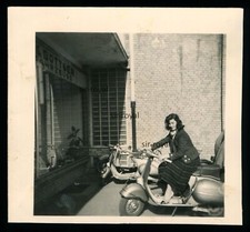 Hübsche Frau auf Vespa
