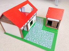 Holz Bauernhof mit Spielplatte Haus und Stall mit Futter-Raufe