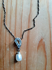 Halskette mit hübscher Perle