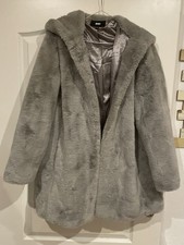 Wintermantel von DKNY.