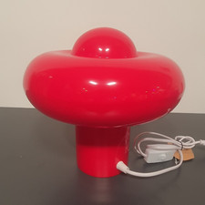 Rote moderne Tischlampe aus