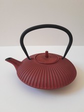 La Cafetière Japanische Teekanne aus Gusseisen, 600 ml, mit Teesiebkorb