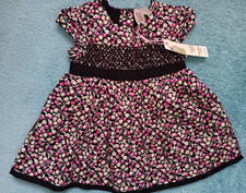 STRAWBERRY FAIRE - SCHWARZES GESMOKTES KLEID MIT BLUMENMUSTER - 0-3M - NEU MIT ETIKETT.