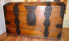 Truhe, Barocke Rund-Deckeltruhe in Eiche, geschmiedete Eisenbeschläge