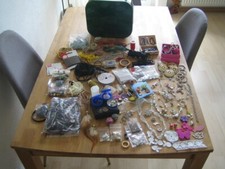 Eine Menge Bastelutensilien im Konvolut - man beachte alle Fotos