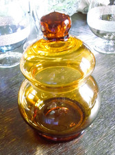 ältere schöne runde Dose / Glasdose mit Deckel - bernsteinfarben